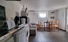 Appartement avec chambre - emplacement gratuit dans la rue